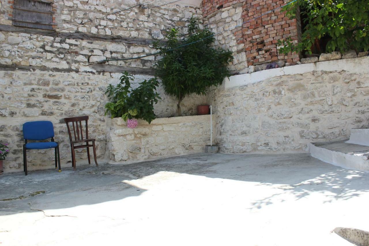 Guest House Toli Inside Berat Castle Exterior photo