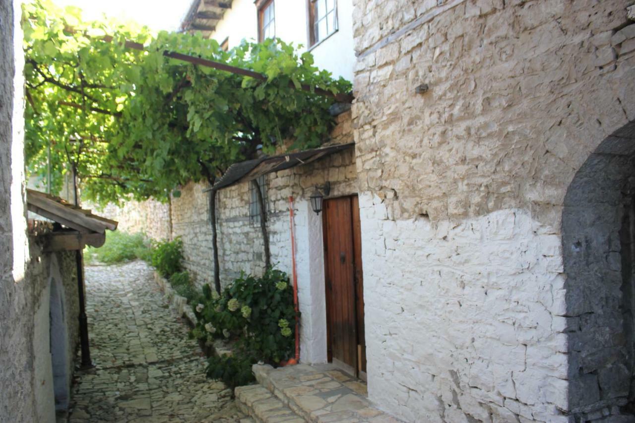 Guest House Toli Inside Berat Castle Exterior photo
