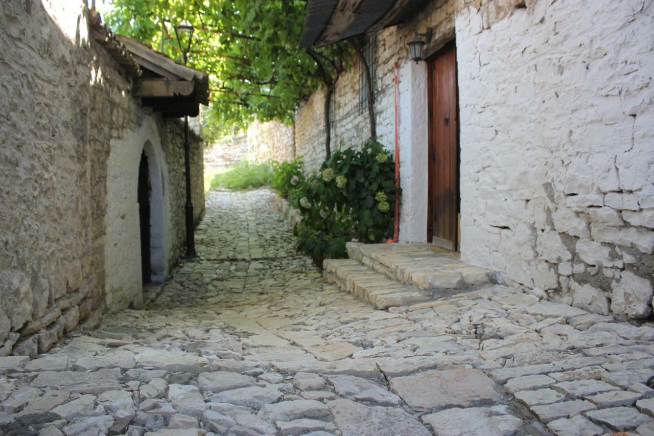 Guest House Toli Inside Berat Castle Exterior photo