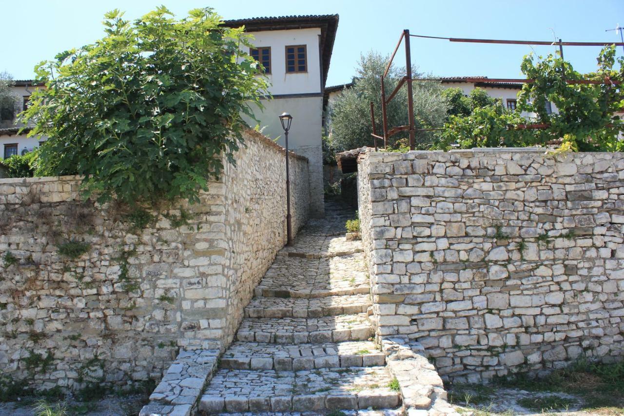 Guest House Toli Inside Berat Castle Exterior photo