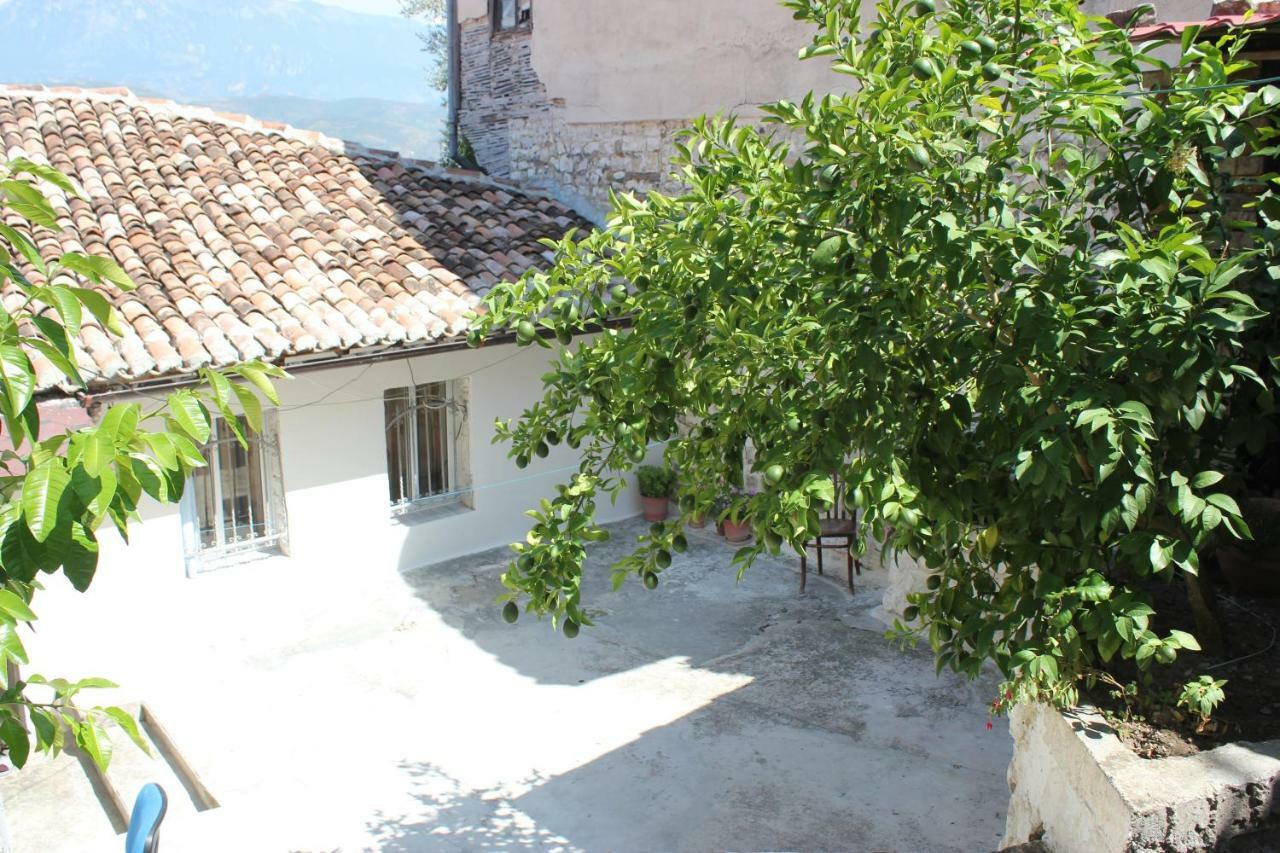 Guest House Toli Inside Berat Castle Exterior photo